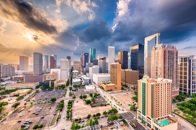 How far is Houston Texas from the border of Mexico? 