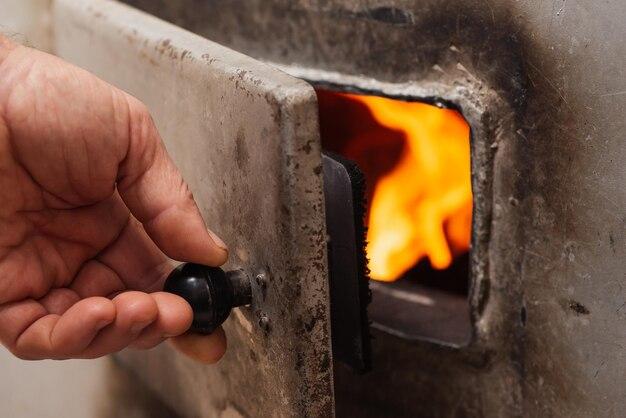 How do Icelanders heat their homes? 