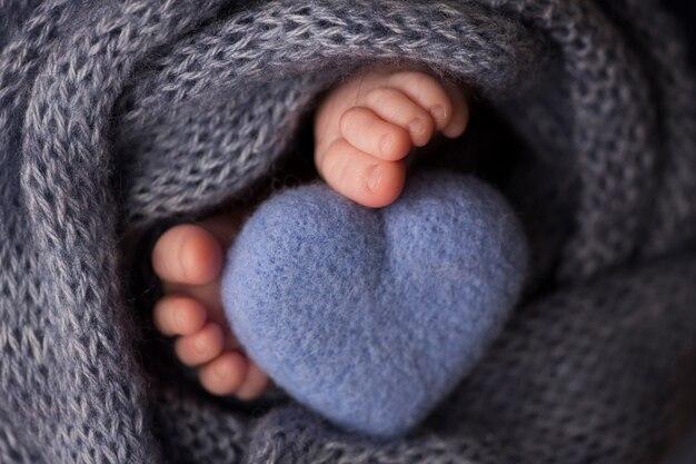 How long after a baby dies does it take to miscarry? 