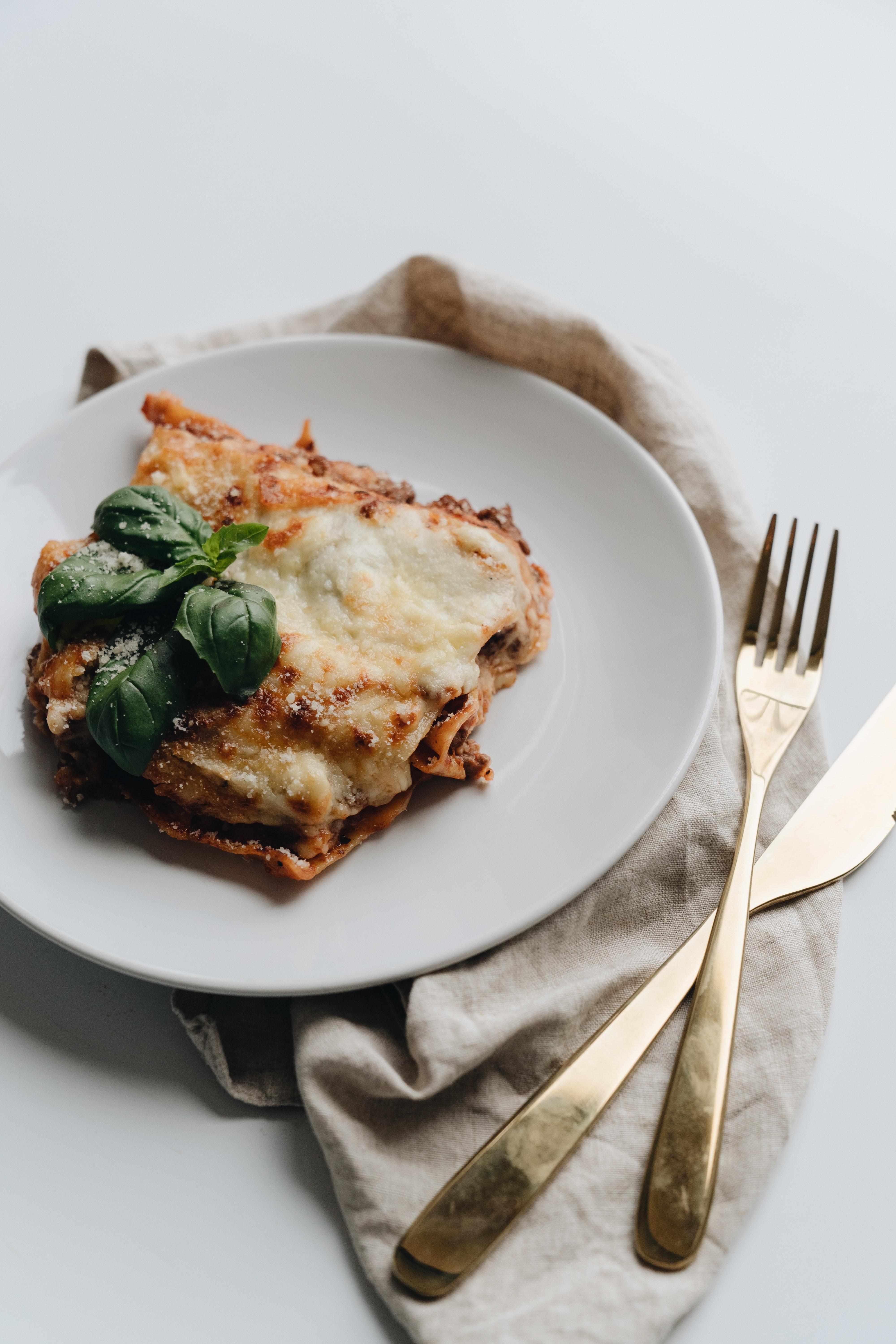 How long can lasagna sit out after baking? 