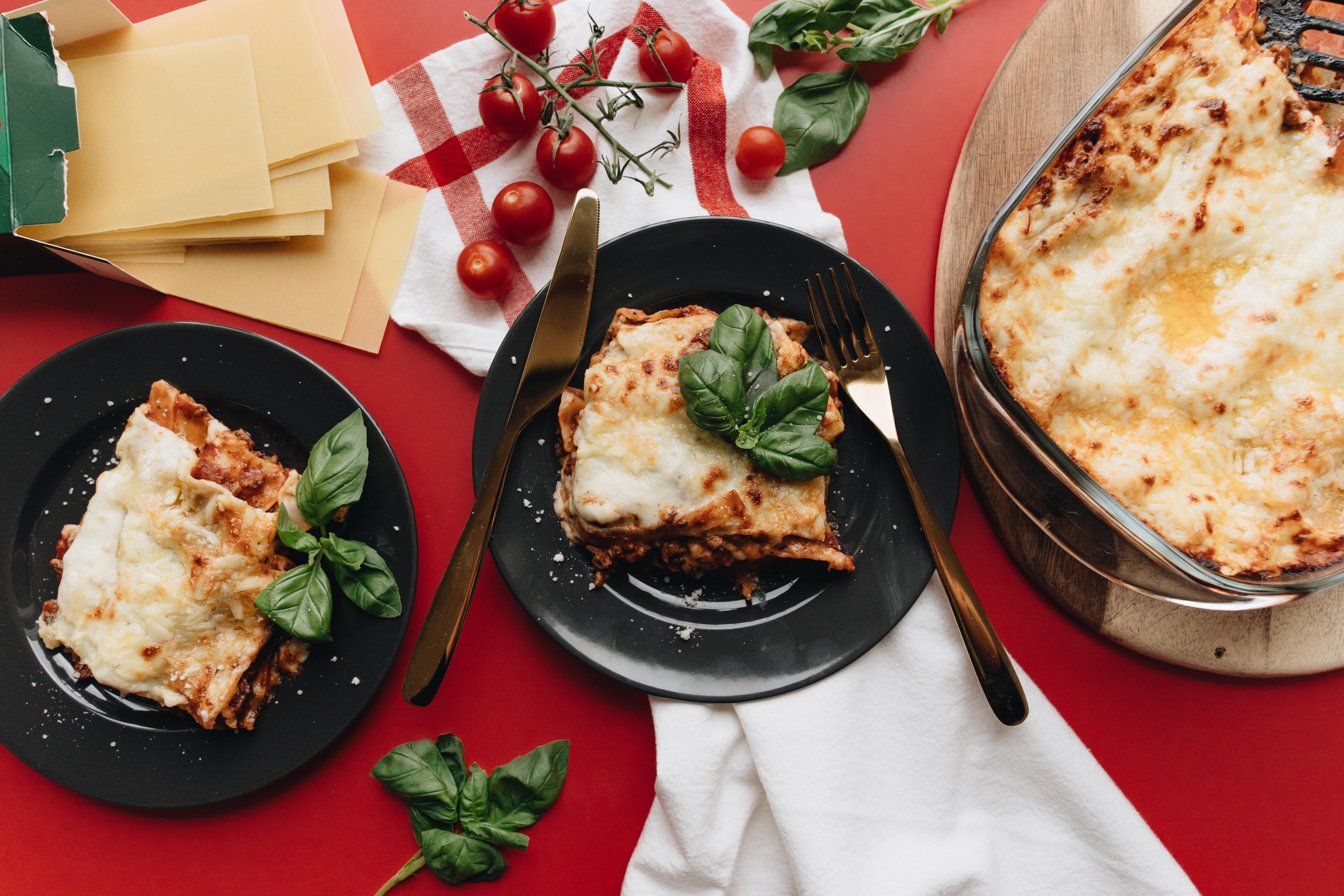 How long can lasagna sit out after baking? 