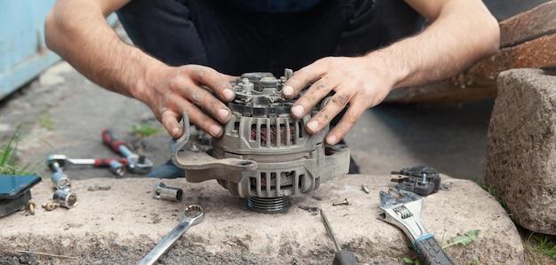 How long does it take for a mechanic to replace an alternator? 