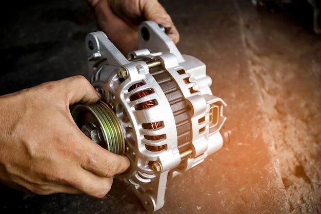 How long does it take for a mechanic to replace an alternator? 