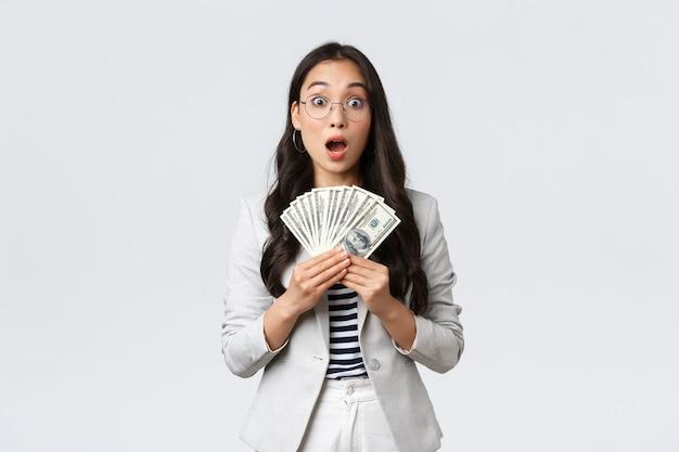 How long does it take to get first paycheck from Dollar General? 