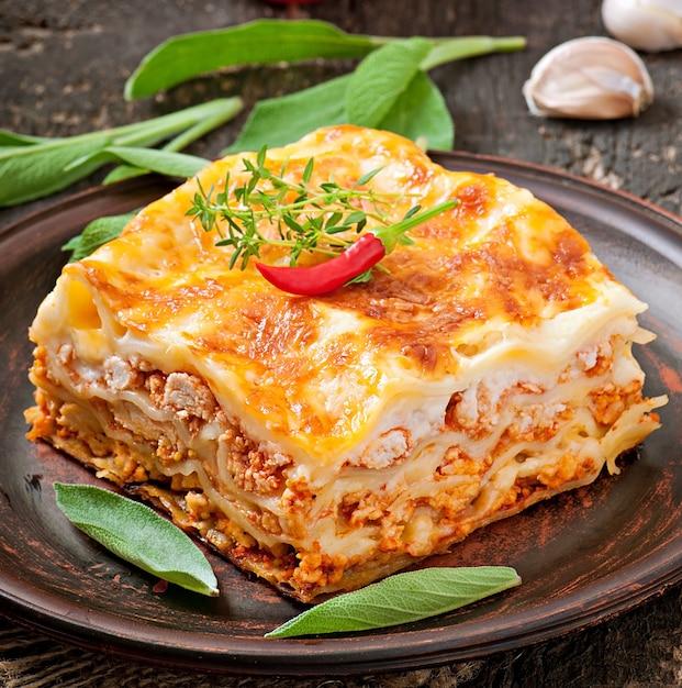 How long does lasagna keep in the fridge? 