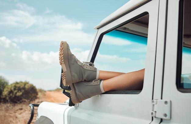 How many feet long is a Dodge Caravan? 