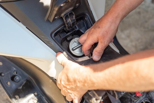 How many gallons are in a Ford Explorer gas tank? 