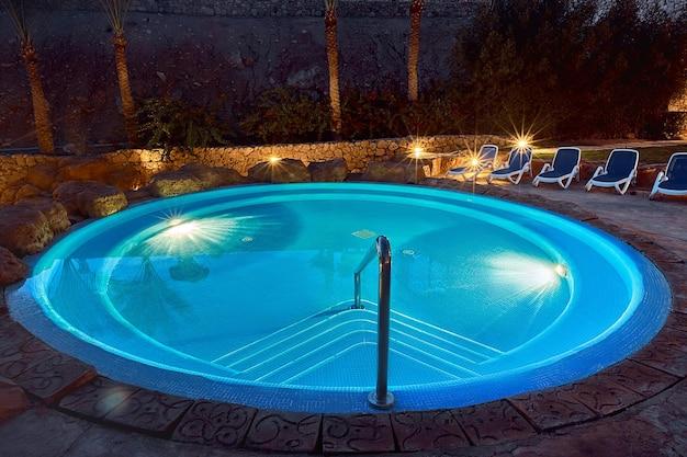 How many gallons of water is in a 27 round pool? 