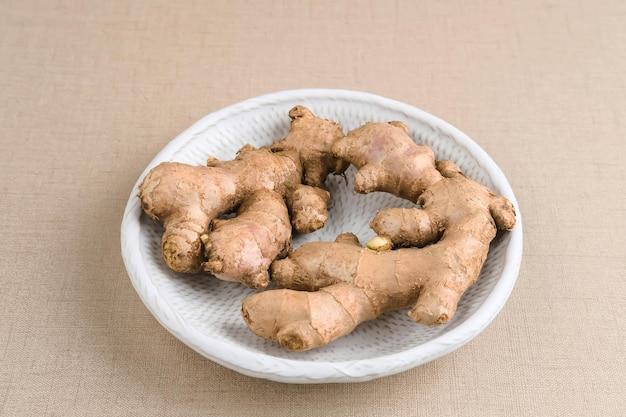 How many grams is a tablespoon of fresh ginger? 