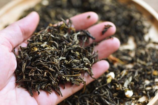 How many grams is a tablespoon of tea leaves? 