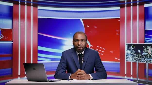 How many hours a day does a news anchor work? 