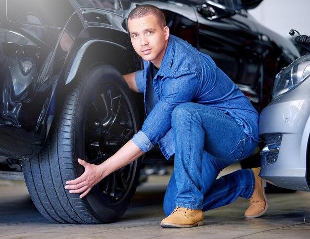 How many hours a week does a mechanic work? 