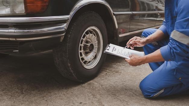 How many hours a week does a mechanic work? 