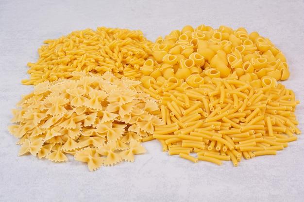 How many lasagna noodles are in a 16 oz box? 