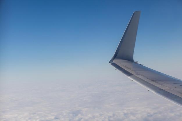 How many planes take off and land at JFK each day? 