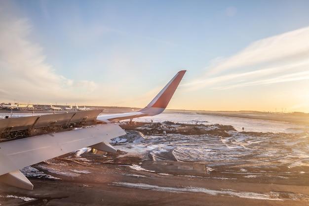 How many planes take off and land at JFK each day? 