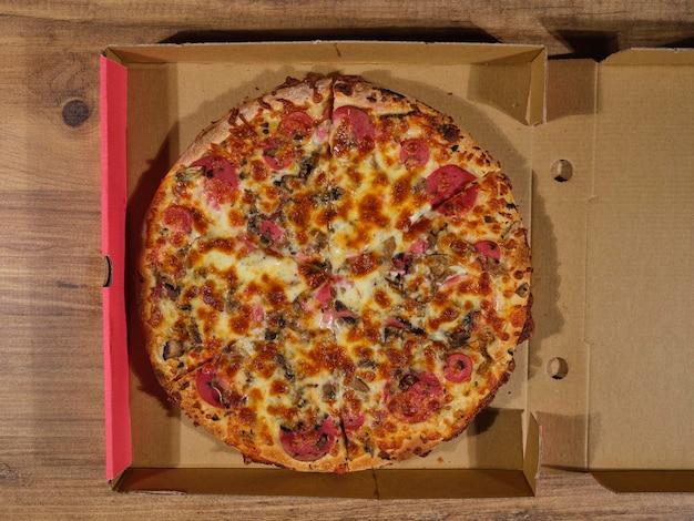 How many slices are in a large pizza at Dominos? 