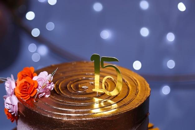 How much cake do I need for 15 guests? 