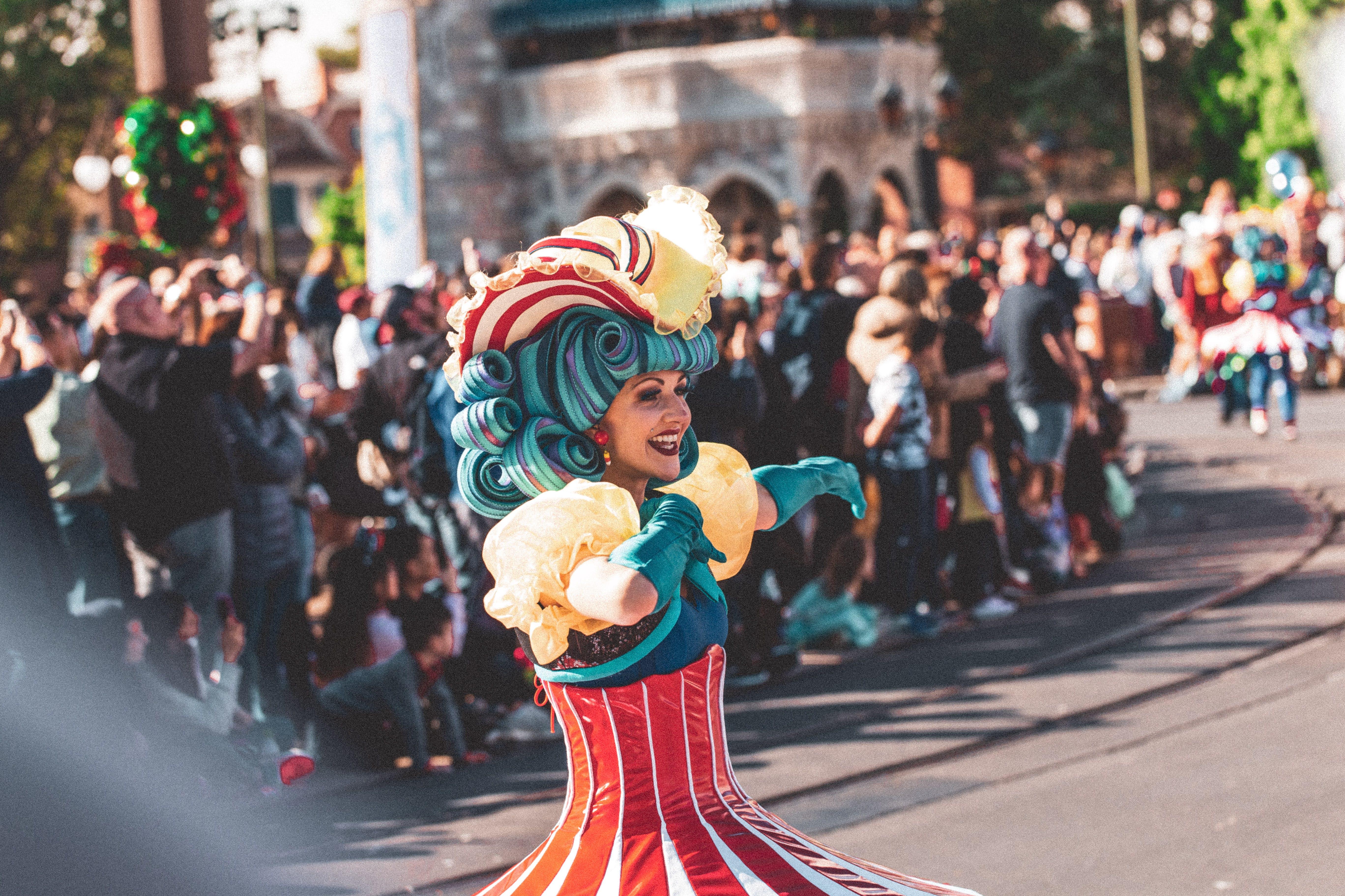 How much do parade performers make at Disneyland? 