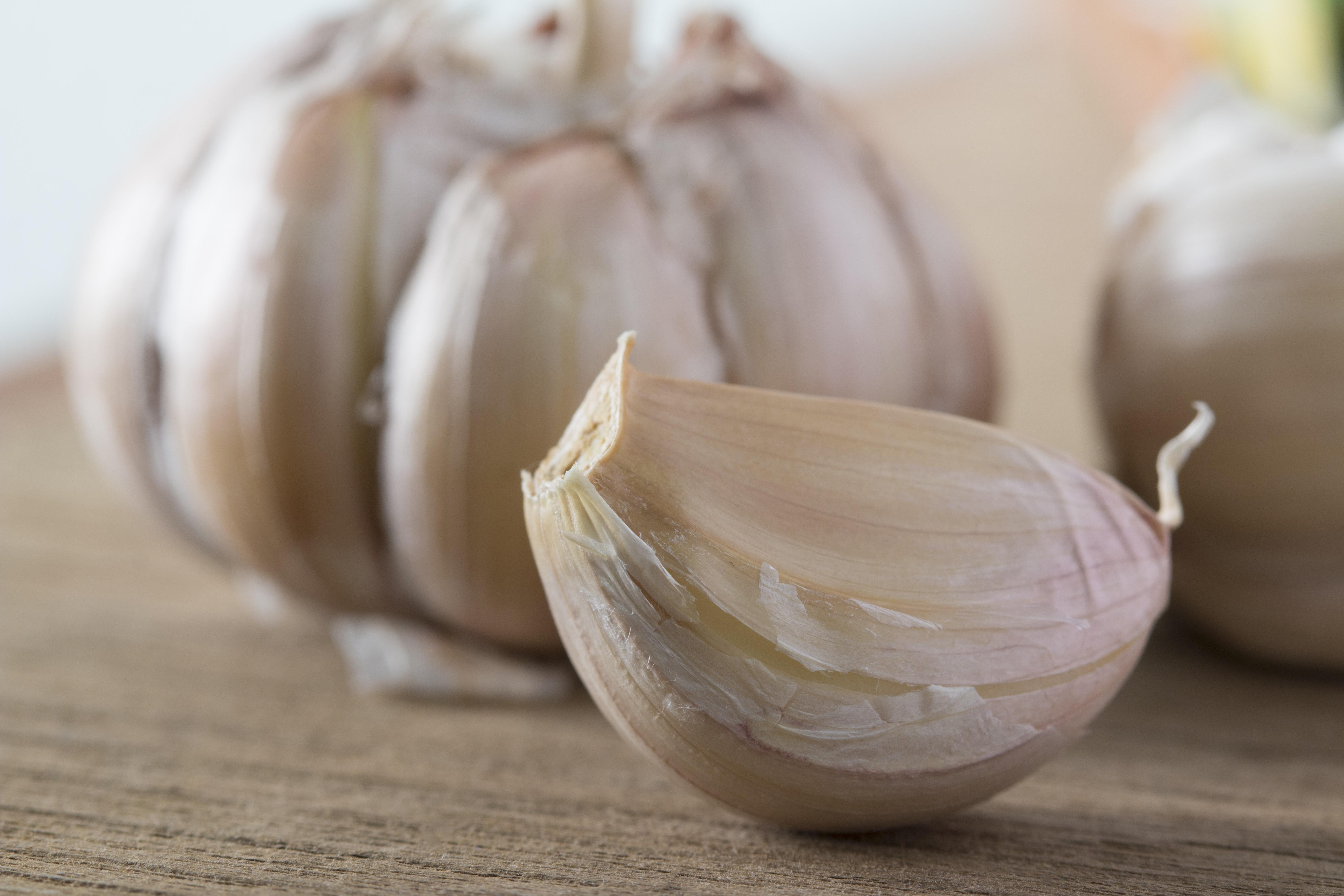 How much does 1 clove of garlic weigh? 