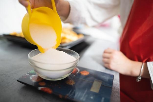 How much does 1 egg white weigh in grams? 