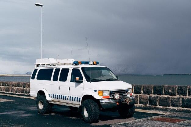 How much does a Ford Econoline e350 van weight? 