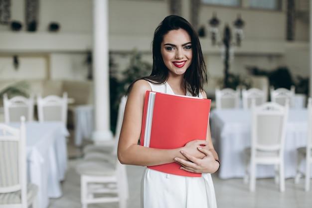How much does a host/hostess make? 