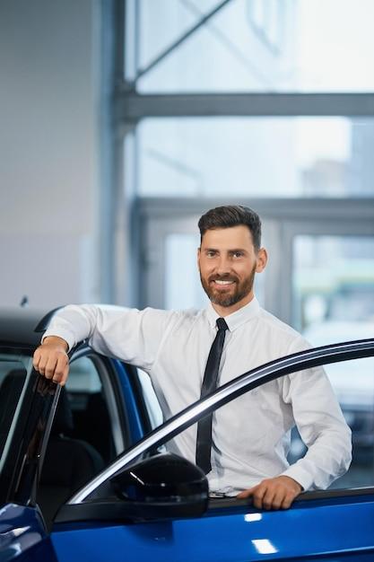 How much does a luxury car salesman make a year? 