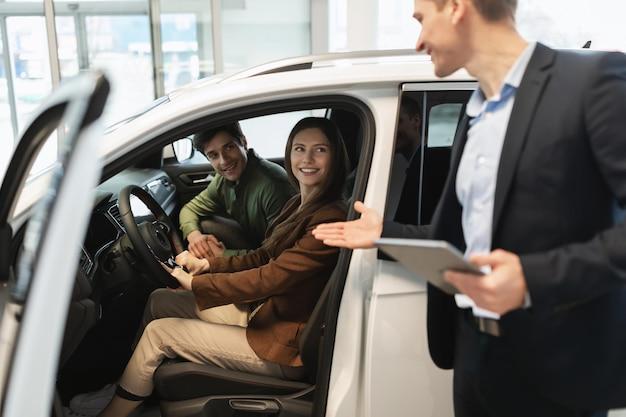 How much does a luxury car salesman make a year? 