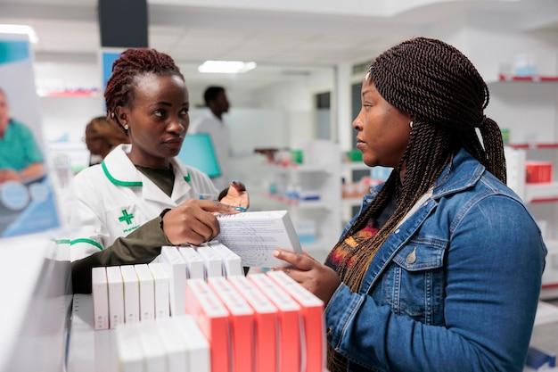 ##How much does pharmacy tech make at Walgreens?