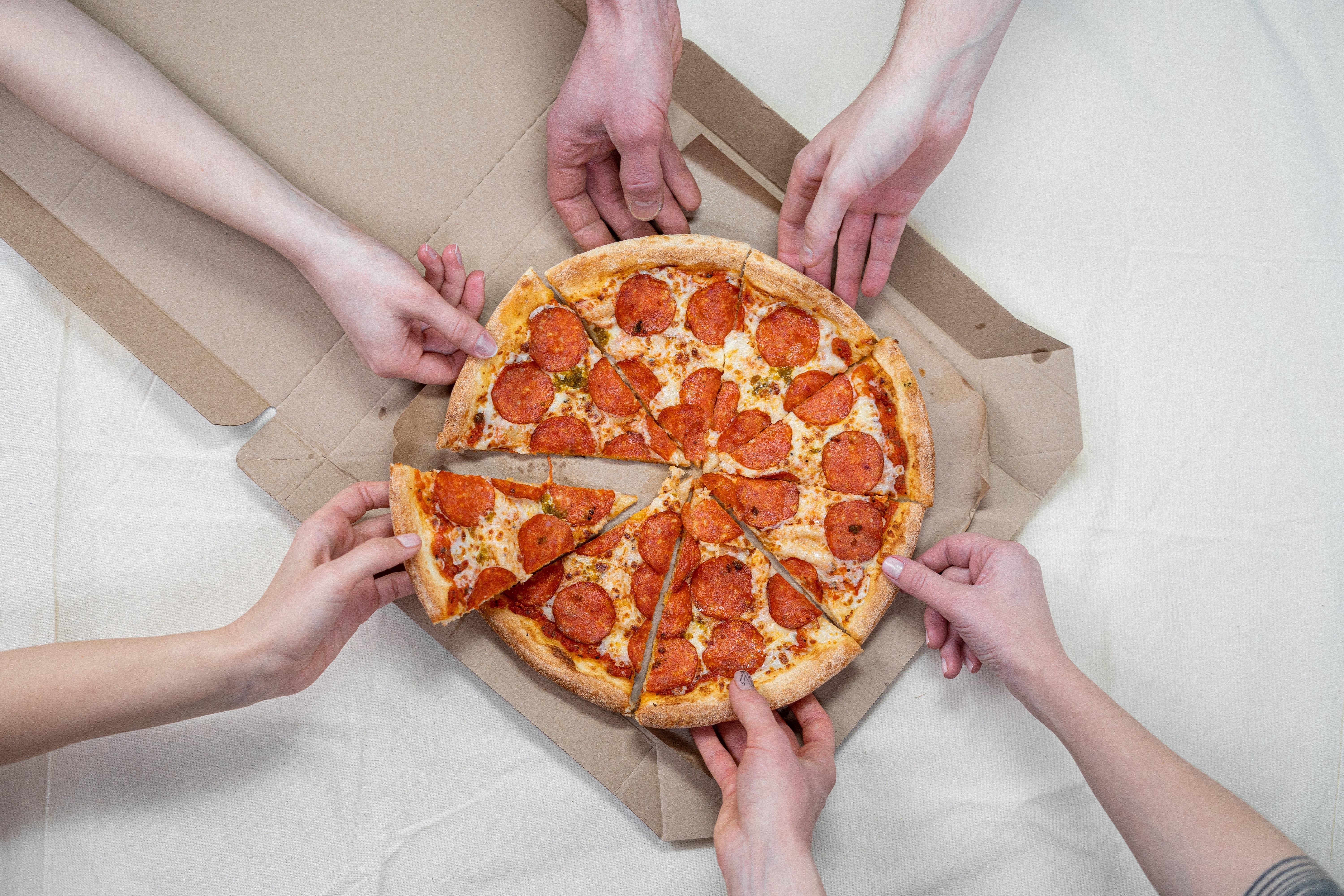 How much does it cost to make a large pizza? 