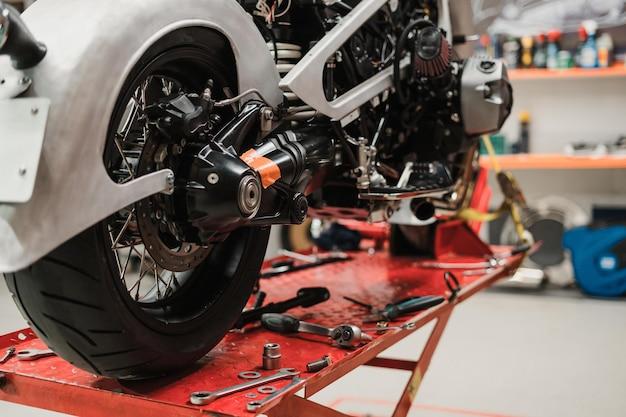 How much does it cost to replace a broken wheel stud? 