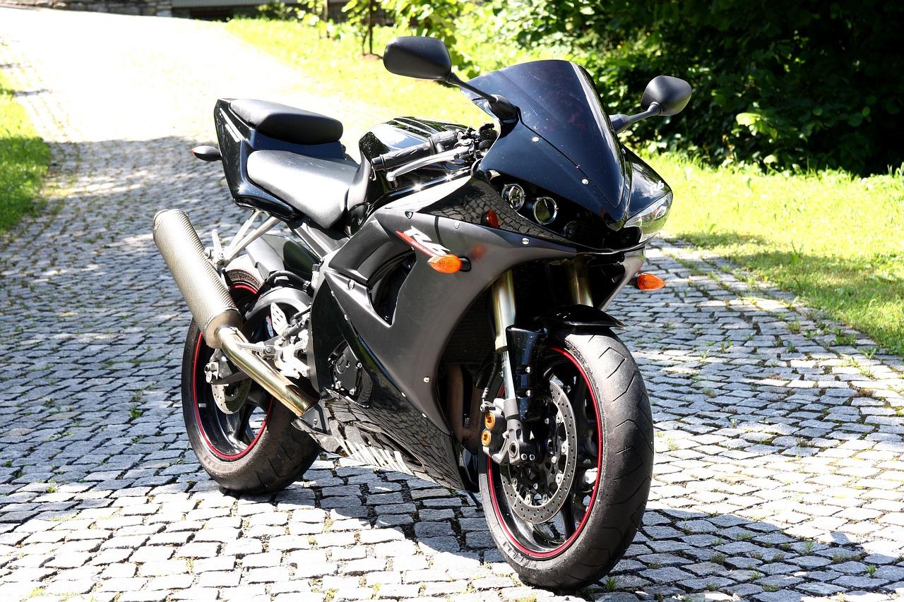 How much oil does a Yamaha R6 take? 