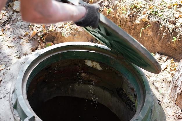 How much yeast should I use in my septic tank? 
