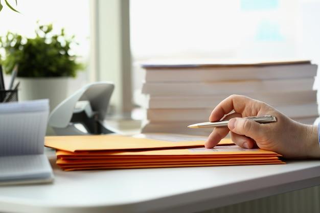 How do you address a formal letter to an unknown recipient? 