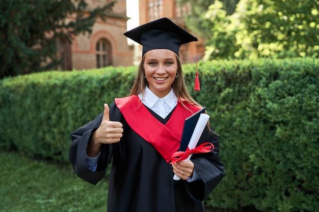 How do you go to graduation in Sims 4 university? 