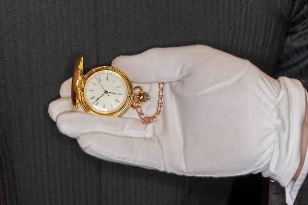 How do I change the battery in my Colibri pocket watch? 