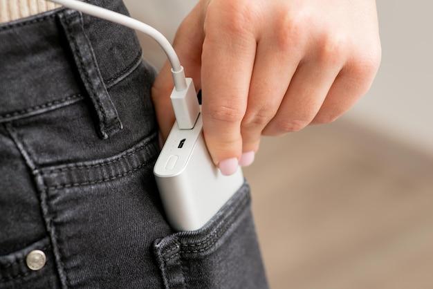 How do you charge an iPod shuffle without the charger? 