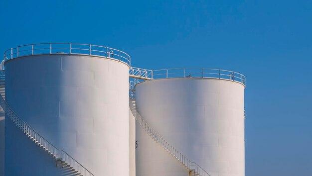 How do you connect two fuel tanks together? 