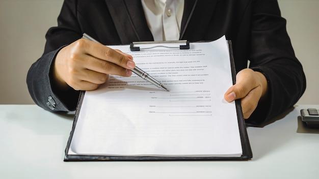 How do you write a table of contents in a report? 