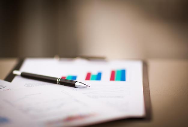 How do you write a table of contents in a report? 