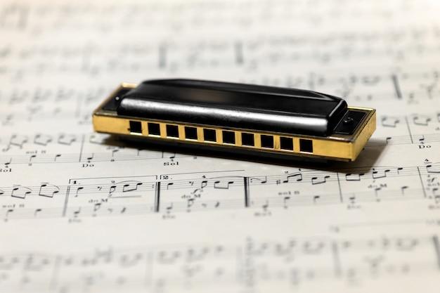 How do you date a harmonica? 