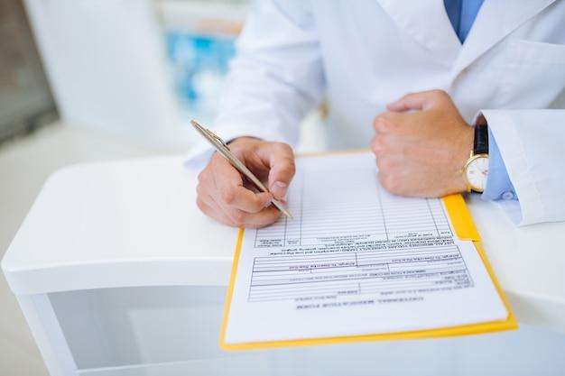 How do you describe a table in research? 