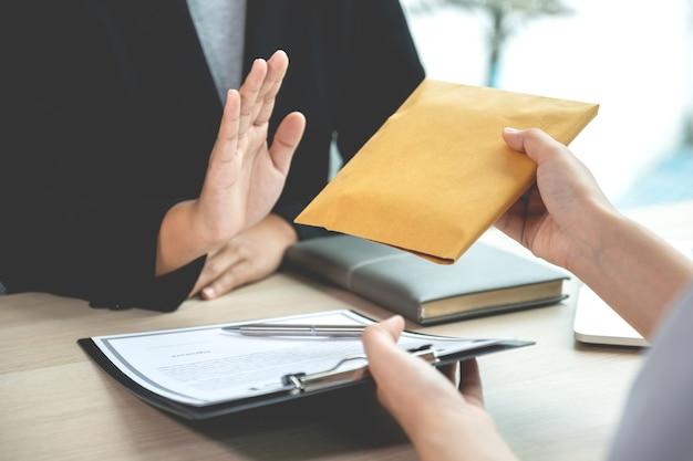 How do you end a letter of complaint? 