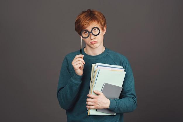 How do you find a thesis in an article? 