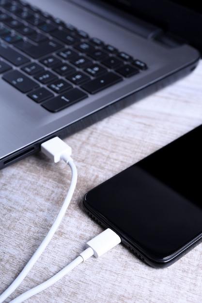 How do I know when my Belkin keyboard is charged? 