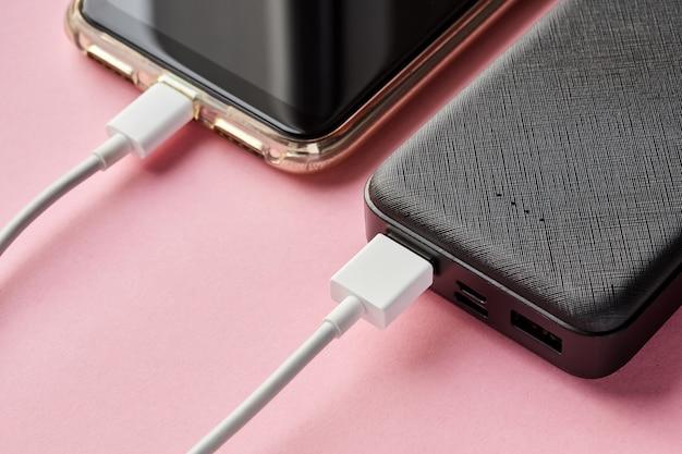 How do I know when my Belkin keyboard is charged? 