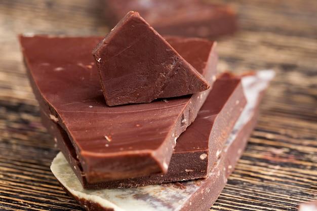 How do you make chocolate from scratch from cocoa powder? 