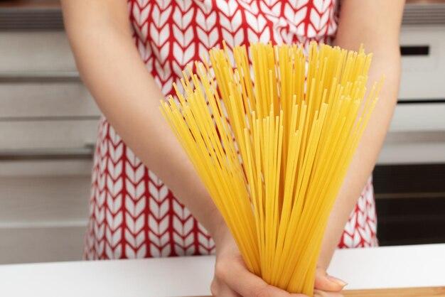 How do I measure 8 oz of egg noodles? 