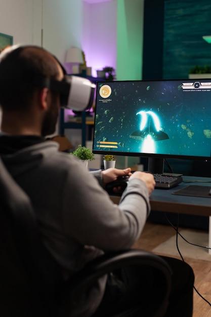 How can I play a video while playing a game? 